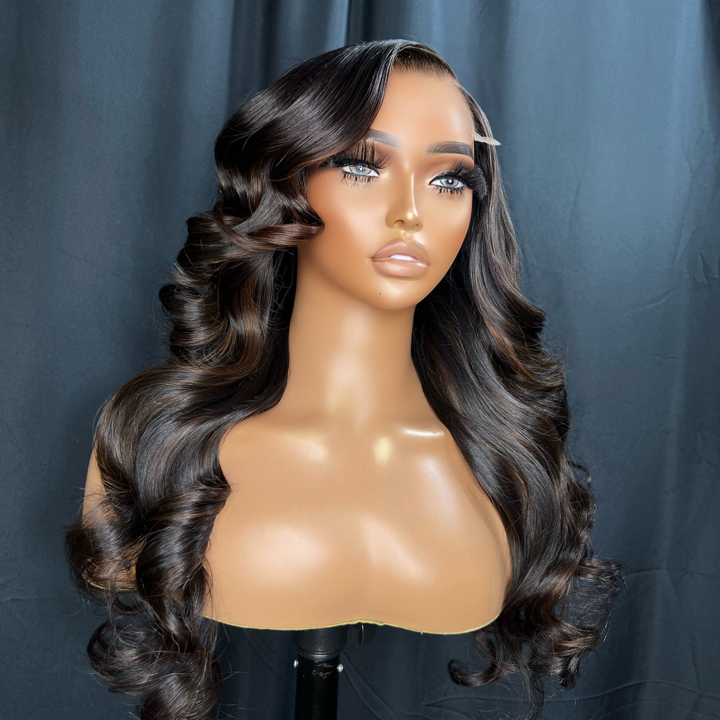 “CHRISTIAN” PERUCA SEM COLA PRONTA PARA ENVIAR, CABELO ONDULADO DE 20 POLEGADAS, MECHAS BALAYAGE, PERUCA PARA INICIANTES