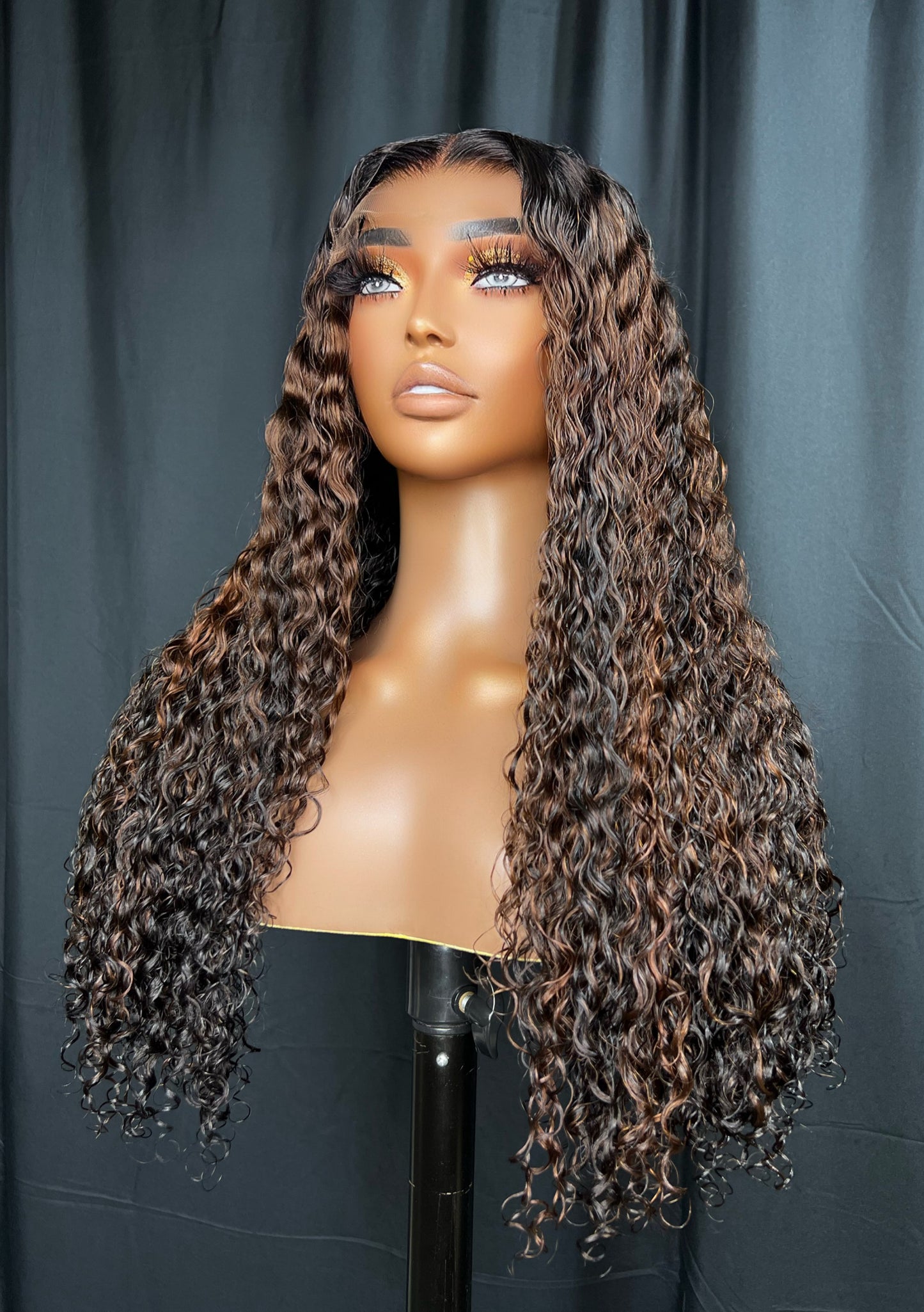 “Kyleigh” PERUCA DE 22 POLEGADAS PRONTA PARA ENVIO, PERUCA DE CABELO HUMANO CACHEADO BALAYAGE, RENDA HD SEM COLA, MELHOR PERUCA DE CABELO CACHEADO.