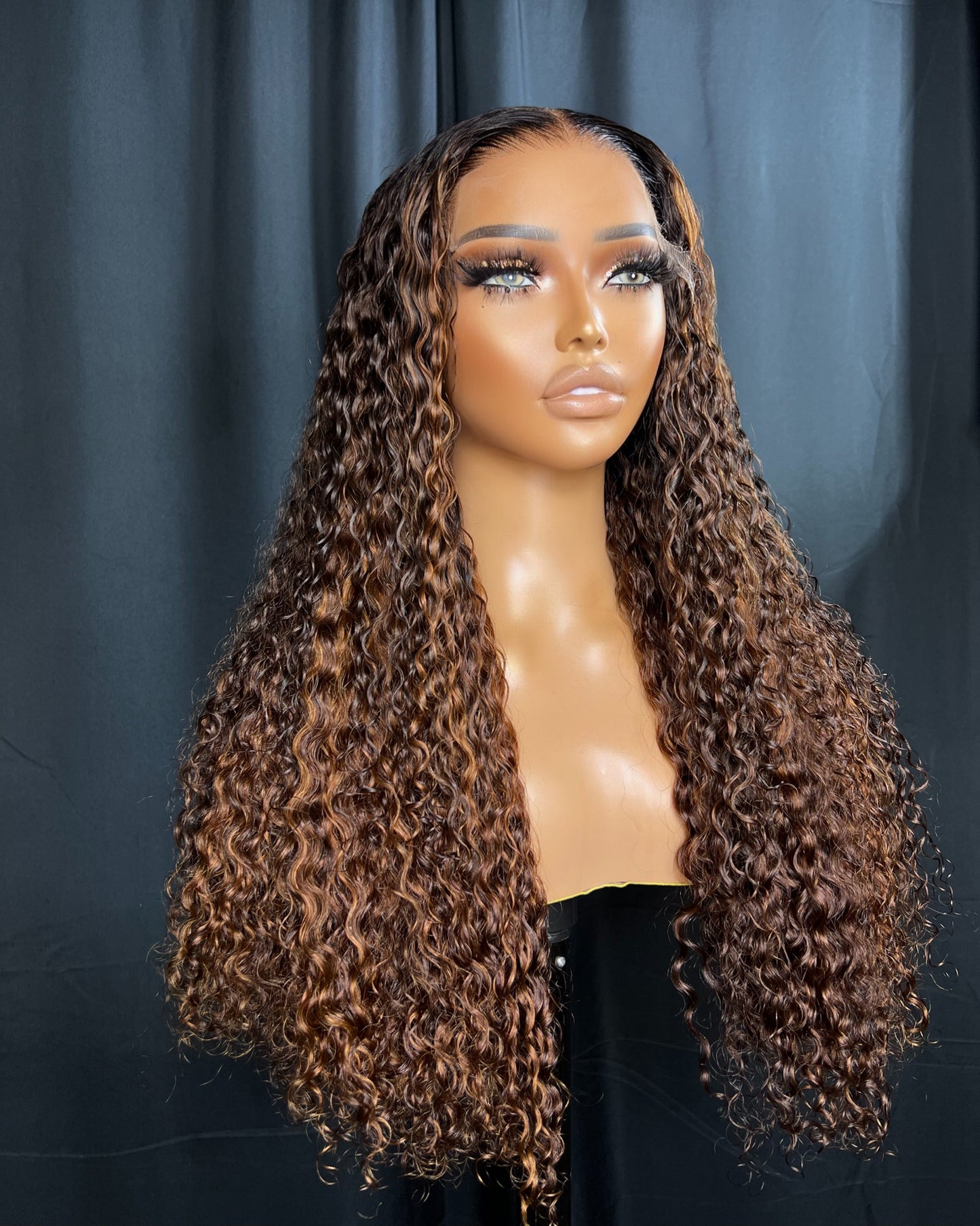 “KIMMY” 6x6 HD LACE CLOSURE, 22 POLEGADAS, LOIRA MEL, PRONTA PARA USAR PERUCA
