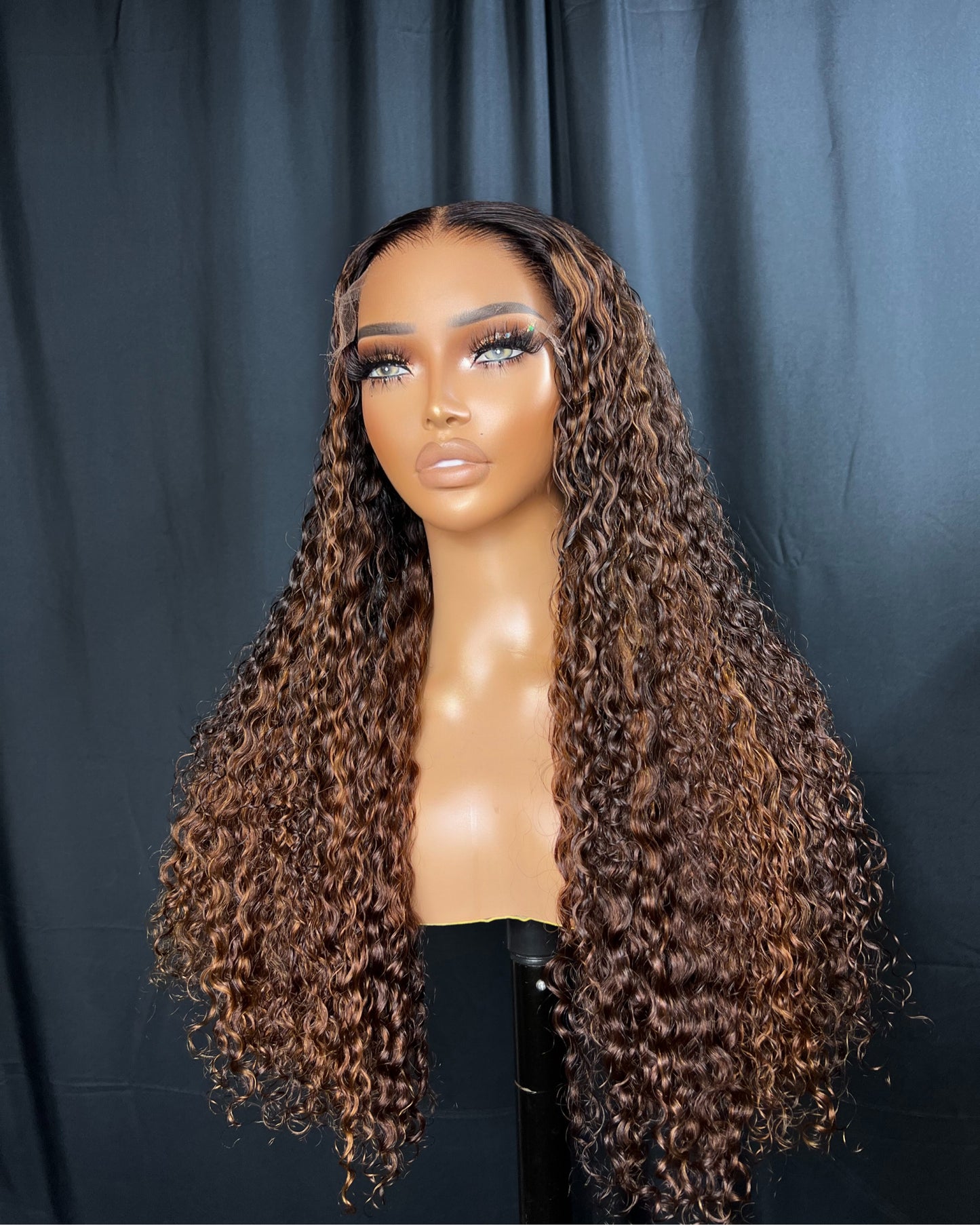 “KIMMY” 6x6 HD LACE CLOSURE, 22 POLEGADAS, LOIRA MEL, PRONTA PARA USAR PERUCA