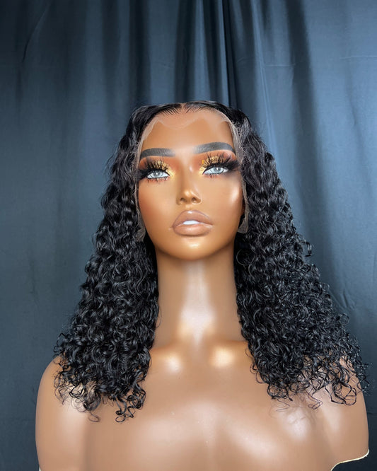 “DOMINIQUE” 13x4 HD LACE FRONTAL, 14 POLEGADAS, BRASILEIRA CACHEADA, PERUCA FÁCIL DE USAR