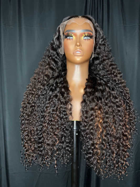 “GEORGIA” 13X4 HD LACE FRONTAL, 28 POLEGADAS, PERUCA CACHEADA