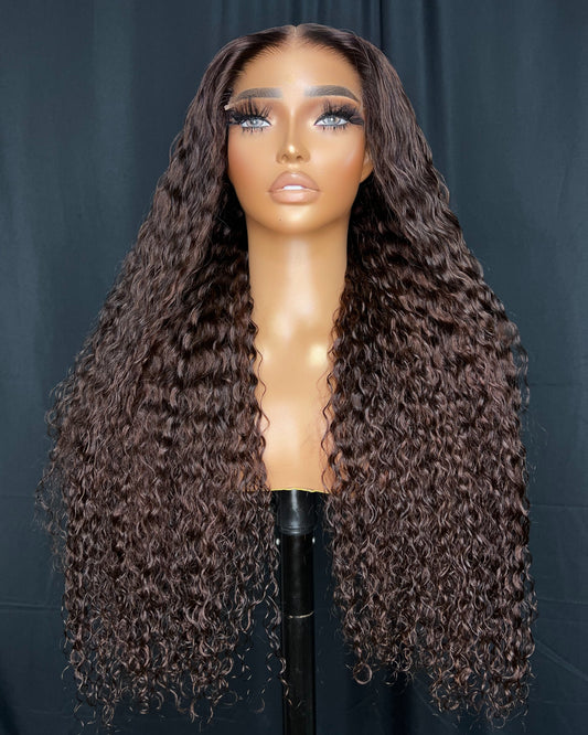 “TALIYAH” 5x5 HD LACE CLOSURE, 26 POLEGADAS, CACHEADO, PRONTO PARA USAR PERUCA