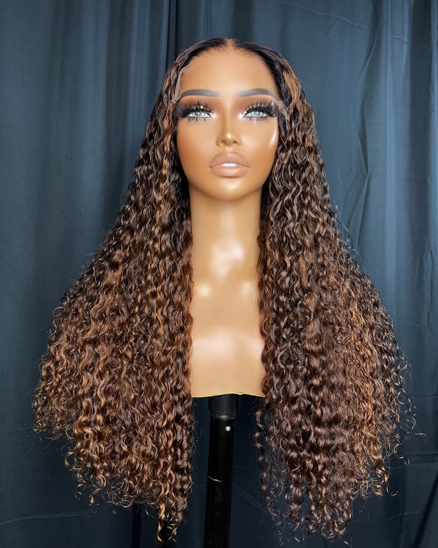 “KIMMY” 6x6 HD LACE CLOSURE, 22 POLEGADAS, LOIRA MEL, PRONTA PARA USAR PERUCA
