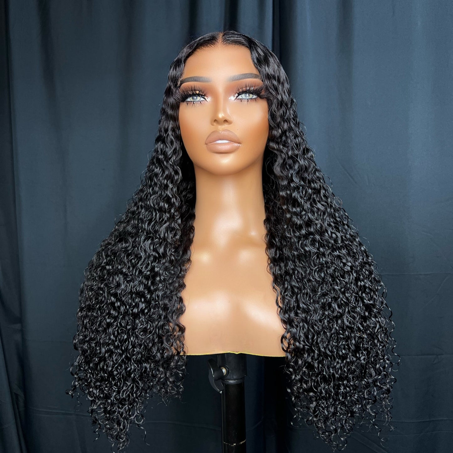 READY TO WEAR, 22-INCH CURLY WIG